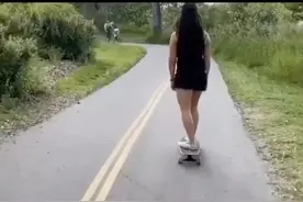 恶心！加拿大肌肉男骑自行车，竟向华人女生吐口水，还吐在脸上视频封面