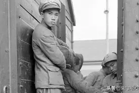 开挂的火车。淮海战役后期，撤退的国军官兵和逃难的百姓爬上火车图片