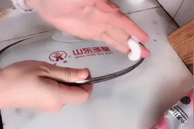 抹一些它来清洗锅盖缝隙，里面的污垢油腻全部掉，快来试试吧！
