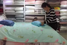 夏被简单2步变抱枕，好看，时尚，小孩儿看了都想要。