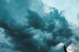 乌云压顶，炫彩夺目图片