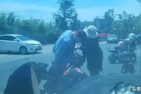 300元买的新裙子，一下夹进电动车里了，女士好心疼图片