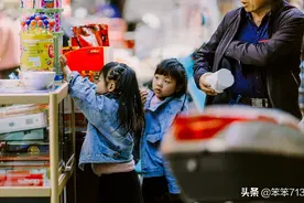 街上偶遇的一对双胞胎姐妹图片