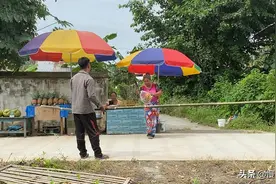 隔着界河铁丝网，看缅甸边民如何将水果销售给中方游客视频封面