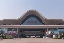 是真实事改编、现在这辆三轮车的原型还在四川地震博物馆视频封面