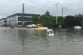 四川成都10年一遇的大暴雨，公路变成了大海，这雨真的是太大了
