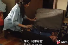 一男子被折叠在狭小的行李箱里，只要人一拉扯，嘴巴就能吐出金币视频封面