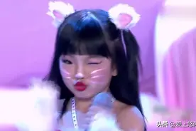 萌娃表演巜小猫舞》，还不忘拋媚眼，刘烨被电到了。