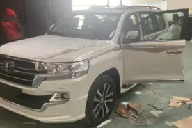 19款酷路泽5700VXS，越野届的大佬，值得你们入手亲身体验吗？视频封面