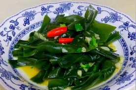 葱油炒海带结，简单又好吃，清脆爽口开胃小菜。