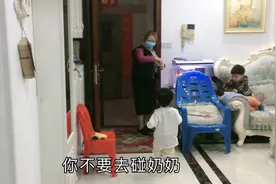 父母回老家三天，回到家还没欢迎拥抱，儿子先用75度酒精全身消毒视频封面