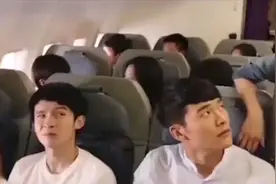 小伙子艳福不浅，两个美女围着坐视频封面