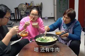 儿媳妇想吃火锅，天天奶奶用牛骨和4种菇做底汤，清淡美味好好吃视频封面