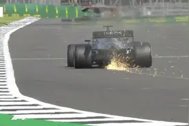 #汽车资讯# F1英国大奖赛正赛，汉密尔顿在还剩半圈完成比赛时
