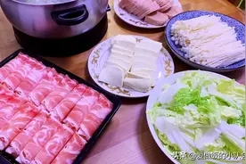 下雨天，涮羊肉喝啤酒，完美的一天图片