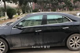 小伙好久没给车加玻璃水了，都忘记了加玻璃水的位置了