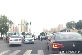 津南区咸水沽交通混乱不堪！电动车，摩托车穿行于汽车之间！视频封面