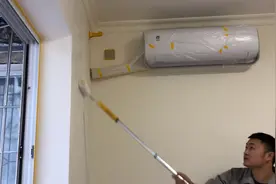 接到一个被烟熏黄的房间让我们去刷新一下，乳胶漆刷新讲究挺多的