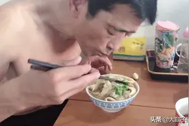 北京老爷子，一大碗羊肉丸子热汤面，三瓣蒜，小米辣，看着就带劲视频封面