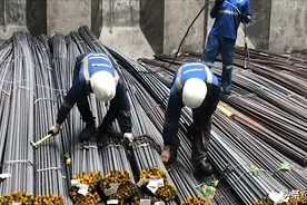 虽然机械已经普及了，但码头工人依然辛苦！视频封面