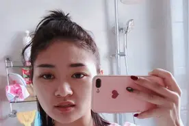 狗市小妹在家喂狗 告诉你养狗小技巧