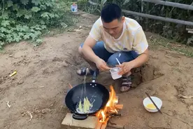 狗尾巴草竟然可以吃，农村小伙教你新做法，咸香酥脆，超过瘾