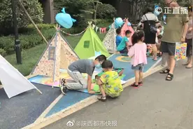 请磨刀师傅进小区 这服务够贴心 还有免费的洗眼镜、剪头发 ……  #市井生活# 【请磨刀师傅进小区 这服务够贴心视频封面
