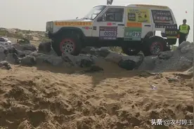 来看看沙漠赛车比赛图片