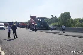 上午做路面真是太热了，沥青的气味熏得脑子晕晕的！图片