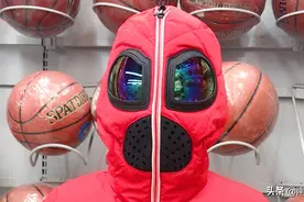 哥哥念叨了一个月的礼物到底是什么呢？挺吓人的。