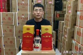市面上泛滥的假酒是什么呢 让我们过来一探究竟 怎么避免买假酒视频封面