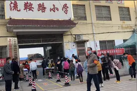 安徽阜阳浏鞍路小学开学了，这样安排学生进出校园，老师辛苦了视频封面