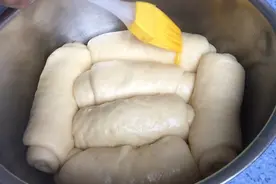 你蒸的面包为什么像馒头？教你一个小妙招，不用揉膜也能柔软拉丝视频封面