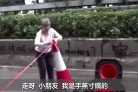 #香港70岁阿婆不惧威胁拆路障# 怒斥暴徒