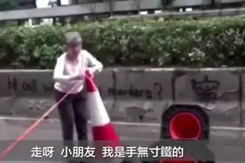 #香港70岁阿婆不惧威胁拆路障# 怒斥暴徒