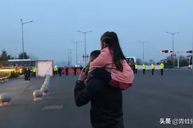 青岛迎接援鄂英雄凯旋，英雄女儿一声妈妈回来了，瞬间泪目