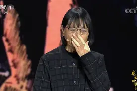 【#张桂梅获颁感动中国时哽咽#】