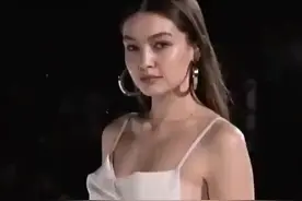 Gigi Hadid怀孕走秀视频封面