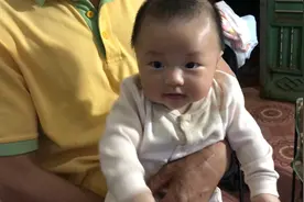 三个月了，小宝宝，终于可以把头立住了，不在摇头晃脑啦
