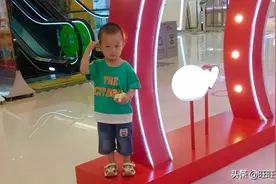 父亲节快乐，给大家敬礼了。我是一名小小特警宝宝。站岗放哨我行图片