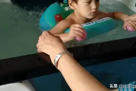 带游泳圈的小美人鱼图片