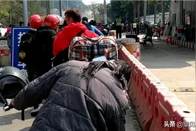 就算彼此相识近在咫尺但却不知对方是谁，因为我们都“没脸见人”图片