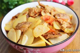 五花肉太肥不好吃？教你几招变美食，炒土豆不油腻！视频封面