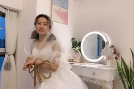 小安试穿了两套婚纱，不知道哪套更好看，你们觉得呢？