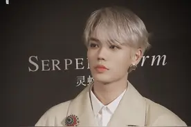 林彦俊成都 林彦俊风衣LOOK
林彦俊米色风衣出席活动，优雅与魅力的王子@林彦俊 
#林彦俊# #星闻揭秘# （视频cr:net）视频封面