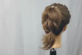 鹅蛋脸的女生很适合这样的编发，有一种调皮的感觉