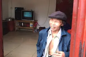 意外发现70多岁全盲爷爷看电视，说要听国家新闻联播！视频封面