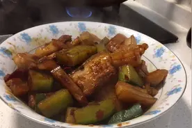 炖肉片，肥肉可以这样吃，家常做法，好吃～