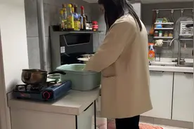 阿爽怀孕5个月了，肚子越来越大但身材没变化，看看每天吃的啥？视频封面