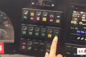 公交车驾驶员位置密密麻麻的按键都有什么作用？视频封面